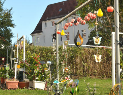 Das Grundstück vor dem Haus ist mit Blumen und Spielzeug geschmückt