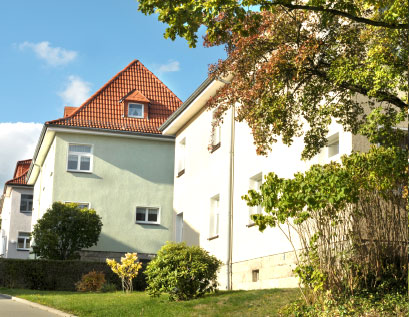 Häuser in grüner Umgebung